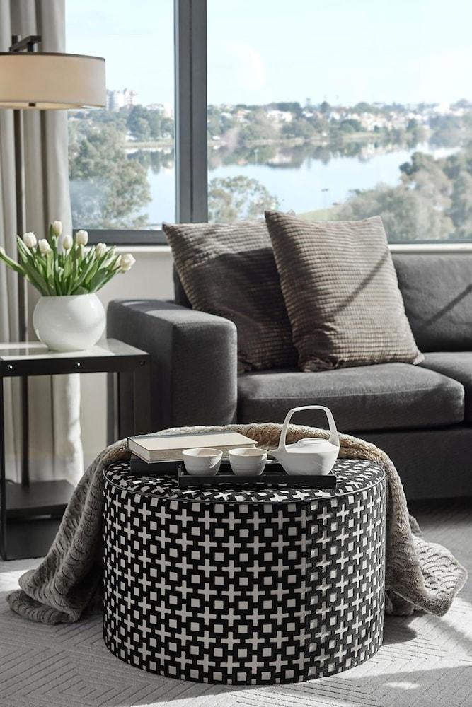 Hotel Crown Metropol Perth Exteriér fotografie A throw on a coffee table