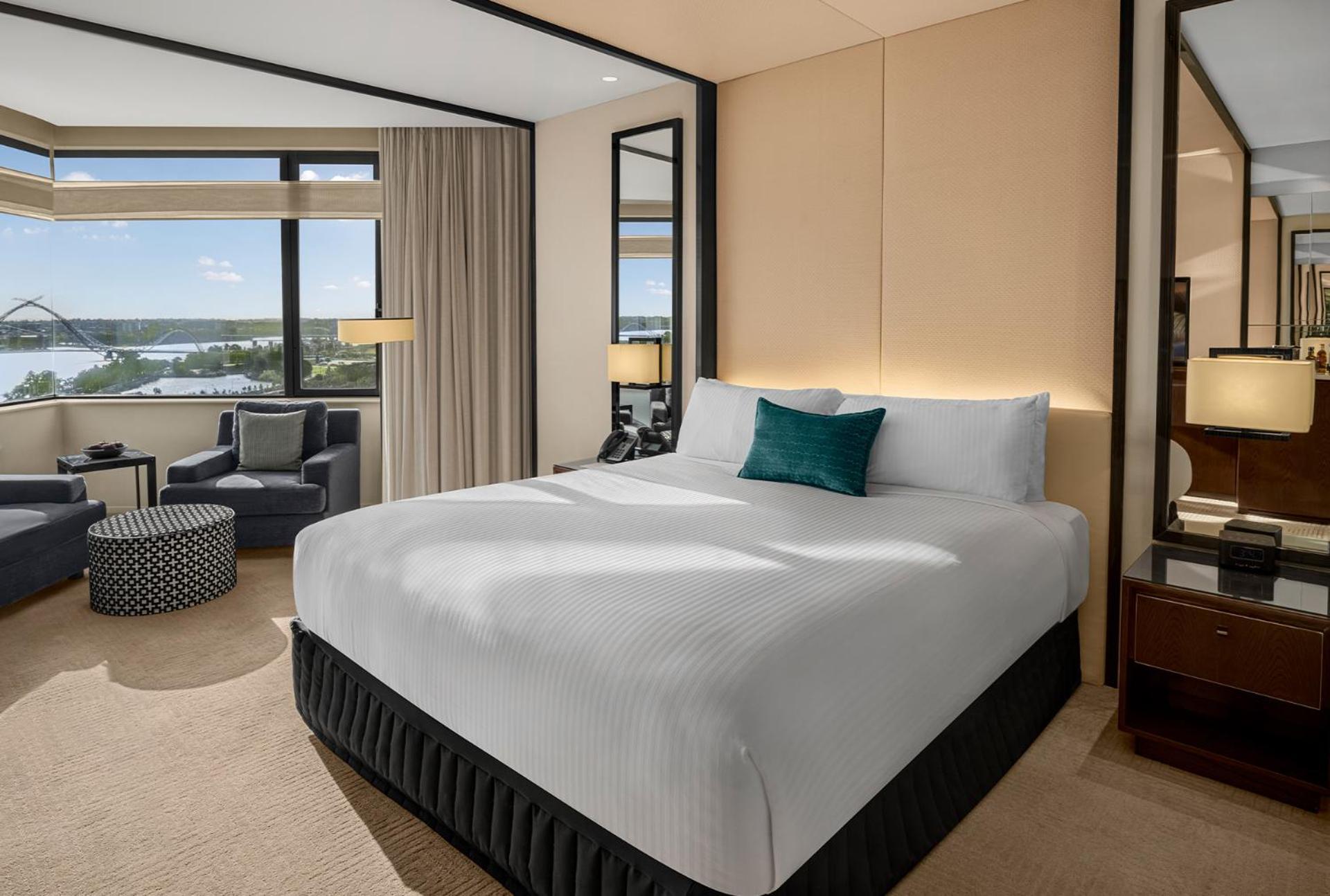 Hotel Crown Metropol Perth Exteriér fotografie A guest room at the hotel