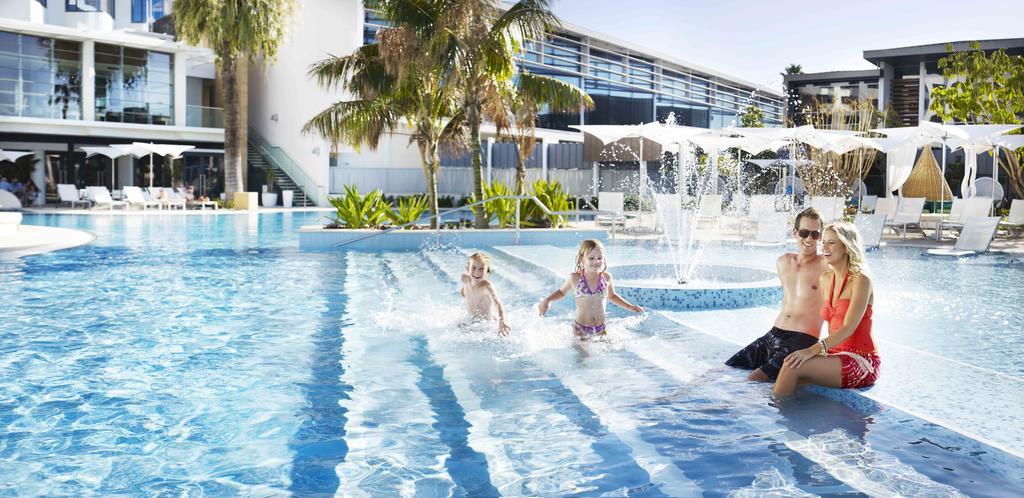 Hotel Crown Metropol Perth Exteriér fotografie The pool at the hotel